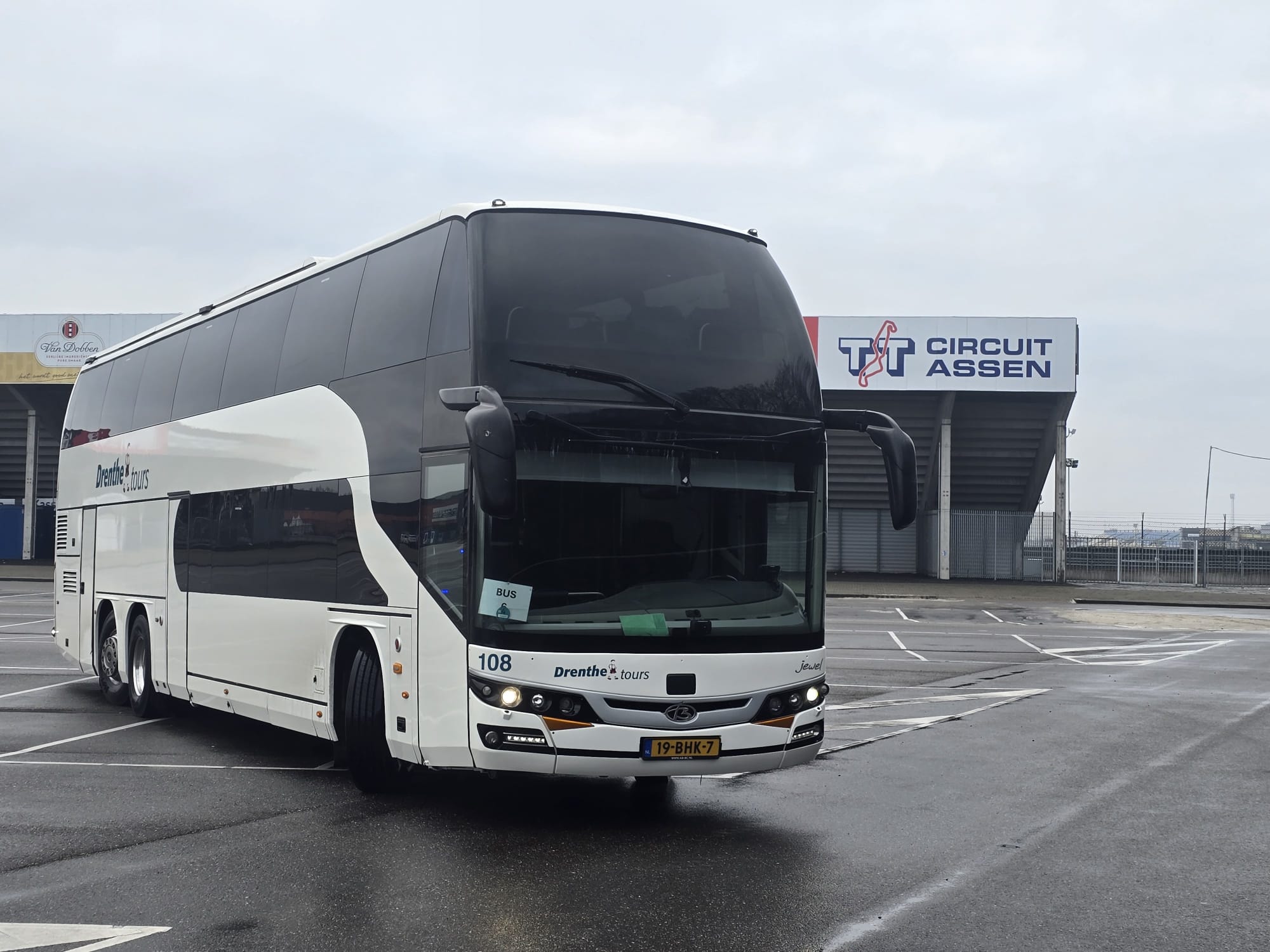 Dubbeldekker touringcar huren