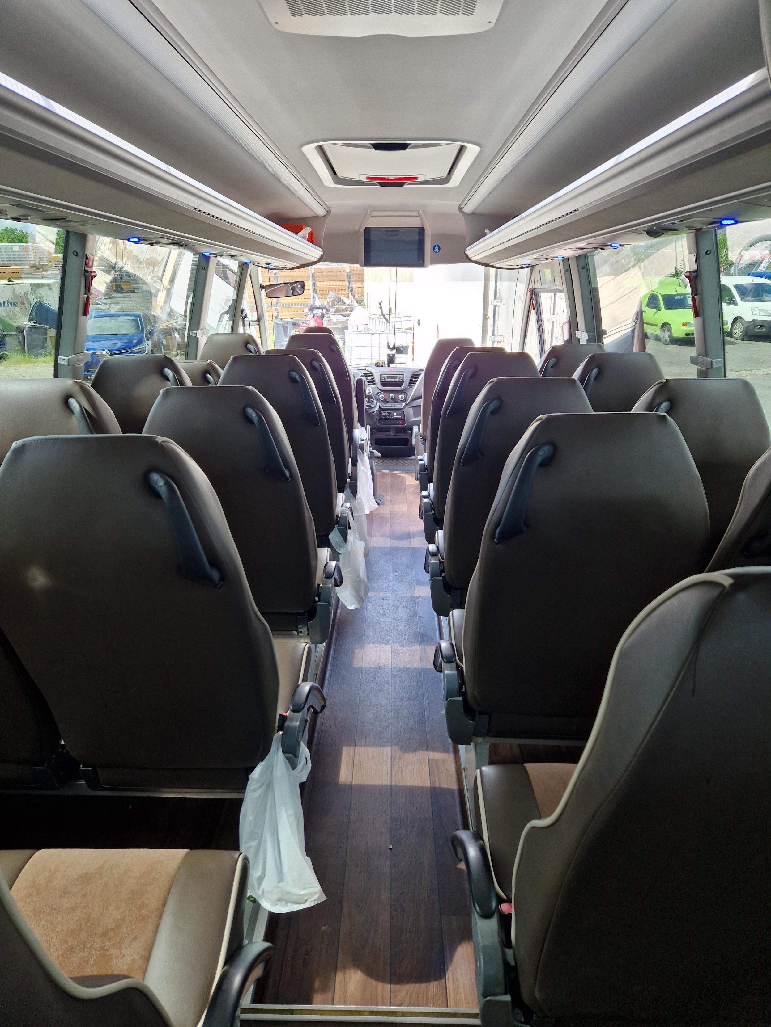 28-persoons touringcar